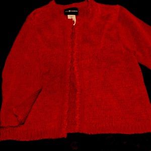 Sag-Harbor, polyester, one button on top, scalloped edges.